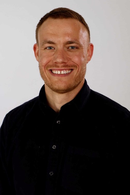Personalefoto af smilende mand med kort hår taget af PL Video