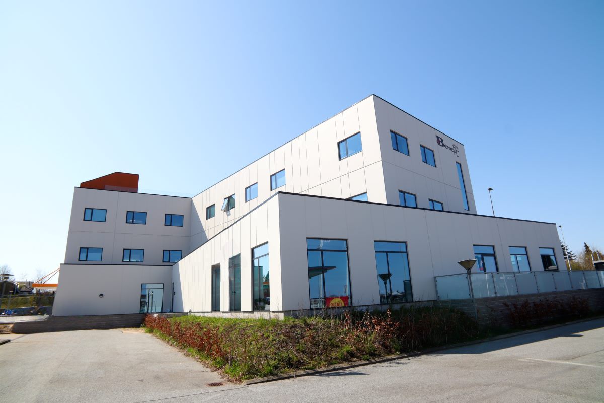 Bygning 2 uden skilt og container